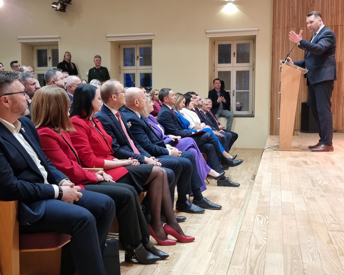 RadoslawBrzozka's tweet photo. .@CzarnekP i jego drużyna do Sejmiku spotkała się dziś w Chełmie. Najpierw na konferencji w Muzeum - Kaplicy św. Mikołaja przedstawiliśmy plany dla powiatów i rozpoczęte działania. Później w Szkole Muzycznej zaprezentowano kandydatów prawicy do powiatu i gmin.
#TakDlaSamorządów https://t.co/TPsBO3Itqv