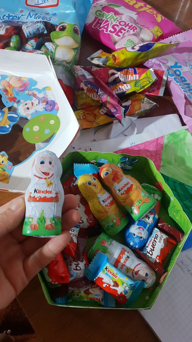 Kardeşimin mektup arkadaşı ona Almanya'dan bir sürü çikolata göndermiş. Bizde nasiplendik çok şükür sjajsjsjs.