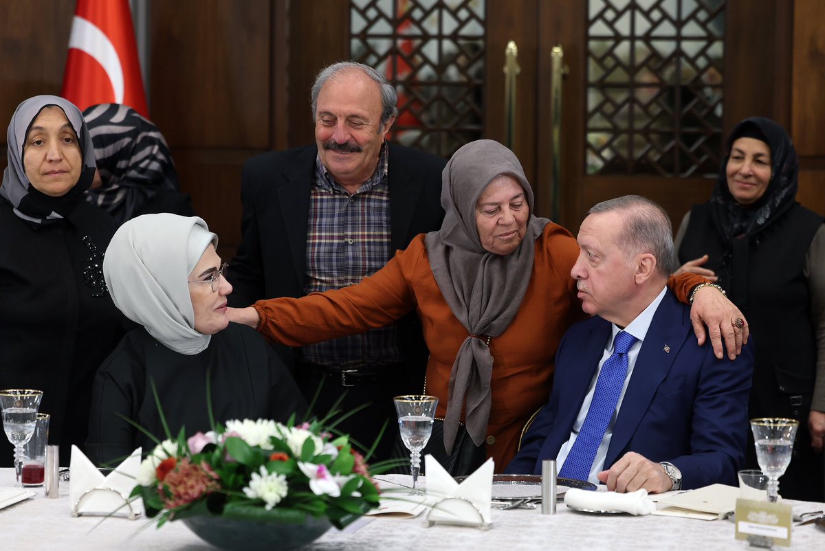 Cumhurbaşkanı Erdoğan, şehit aileleri ile iftarda bir araya geldi tccb.gov.tr/haberler/410/1…