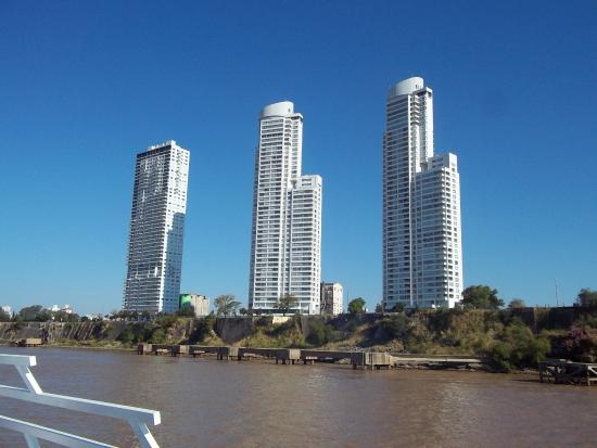 1solmartinez's tweet photo. Nadie va a investigar las torres "Blancas" de Rosario que son del empresario Eduardo Elsztain que bancó la campaña del Papadas y dueño del hotel donde se alojó 3 meses?
Ningún fiscal en la sala? O son todos cómplices de los narcolavadores de guante blanco? https://t.co/RCU1CPx9wC