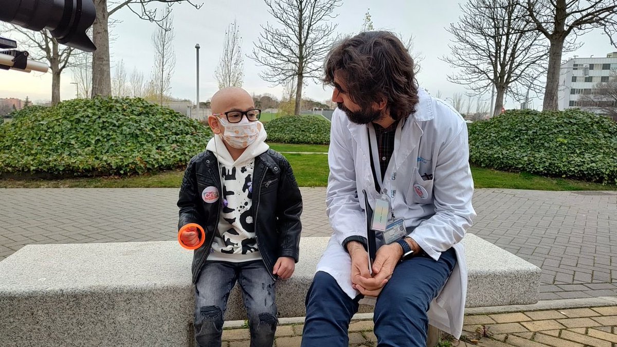 esdecirdiario's tweet photo. En 28 días, de cuidados paliativos a un cáncer en remisión.

"Con solo 10 meses de vida, a Mathias le diagnostican una leucemia linfoblástica aguda B y su vida y la de su familia se transforma en un camino de dolor e incertidumbre lleno de ingresos en diferentes hospitales, varios trasplantes de médula, y tratamientos que no acaban de funcionar.

Esta situación de desesperación lleva a su familia a pensar que ya no hay salida para su hijo.
 
Meses más tarde, Mathias ingresa en el Hospital de La Paz derivado de otro centro para ser tratado con una de las terapias innovadoras que a día de hoy está teniendo resultados prometedores en este tipo de cáncer, el CAR-T tándem.
 
La terapia CAR-T son unas células que tienen un detector que encuentra una pegatina de un color muy concreto, y así encuentran y destruyen a los tumores con esa pegatina. Pero si los tumores se quitan esa pegatina, las CAR-T no funcionan.
 
El equipo del doctor Pérez utiliza una CAR-T que reconoce dos tipos de pegatina diferente, así si un tumor oculta una de ellas, los CAR-T aún pueden detectarlas por la otra pegatina. Son lo que se denomina CAR-T dual o tándem.
 
La gran noticia es que 2 meses después de la infusión del CAR-T tándem, Mathias está en remisión, la masa cancerígena abdominal que le causaba tanto dolor y que le estaba apagando poco a poco, desaparece totalmente y le da la oportunidad de recibir dentro de dos semanas un nuevo trasplante de médula”, relata Cris Contra el Cáncer.
 
La historia de Mathias no es única. Cada día, en la Unidad CRIS de Terapias Avanzadas del Hospital de La Paz, se enfrentan desafíos similares con la esperanza y la determinación de ofrecer a cada niño otra oportunidad de vida. 

Cada año, en nuestro país, se diagnostican 1.500 casos de cáncer infantil. Por eso es tan importante la investigación y que se siga avanzando en tratamientos y fármacos tan pioneros como este, financiado íntegramente con fondos de la fundación CRIS contra el cáncer y ha invertido más de 7,1 millones de euros desde 2018 en la Unidad CRIS de Investigación de Terapias Avanzadas de este centro, donde se han tratado más de 886 niños y niñas con enfermedades y tumores muy diversos. 

“Sabemos que si nos quedamos quietos, el cáncer reaparece. Aquí tenemos una oportunidad, que la experiencia nos dice que es de unos 100 días a cuatro meses, y en ese tiempo hay que consolidarlo y realizar un segundo trasplante. Para hacerlo, no puede haber enfermedad”, explica Antonio Pérez, uno de sus oncólogos de Mathías, y director de la Unidad CRIS de Terapias Avanzadas del Hospital La Paz, al diario AS.
