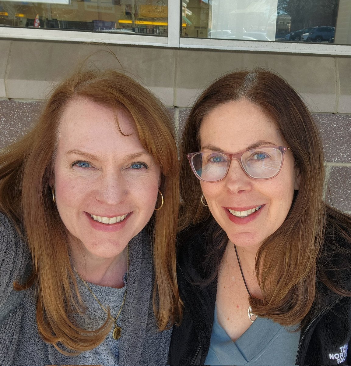 Monday is off to a fabulous start. Had a productive writing and lunch date with a friend.

How's your week going?

#writerscommunity #writersofx #writerslife #Friends #amreading #amwriting