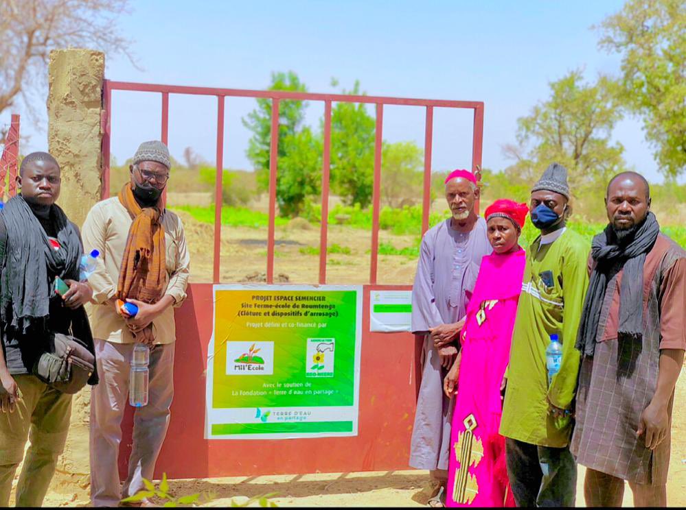 azhar_ong's tweet photo. 🌱🌍 Une équipe d'Azhar a accompagné des maraîchers de Narena pour une visite d’échange au Burkina Faso 🇧🇫 autour des pratiques agricoles durables. Rencontres enrichissantes avec CNA BIO, Beo Neere et participation à la foire "De la Graine à la Table". 
Projet #FeedGood https://t.co/6Qbft71MgD