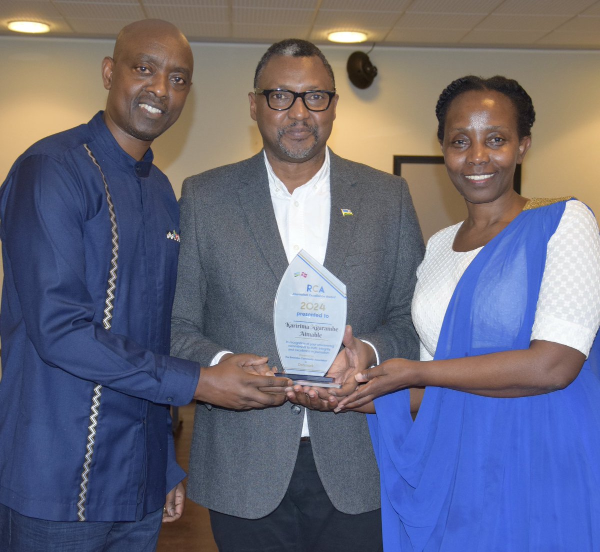 Karirima1's tweet photo. Umunyamakuru wa IGIHE ku Mugabane w’i Burayi, Karirima A. Ngarambe yagenewe igihembo n’Abanyarwanda batuye muri Denmark, cyizwi nka ‘RCA Journalism Excellence Award’.

Nkubana Paul uyobora Diaspora nyarwanda muri Denmark, yavuze ko igihembo cyahawe Karirima, gishingiye ku bikorwa bye bya buri munsi byo kumenyekanisha ibikorwa by’Abanyarwanda batuye mu mahanga, by’umwihariko i Burayi.

https://t.co/ZxBIMBXGaz