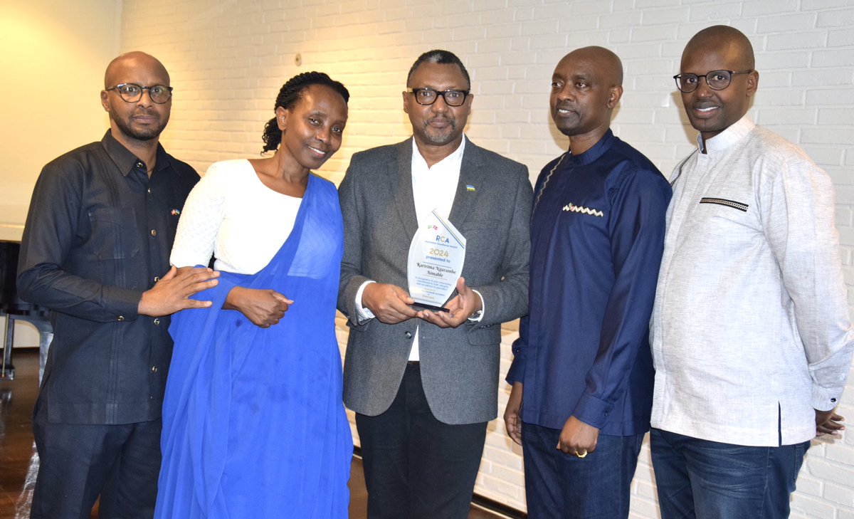 Karirima1's tweet photo. Umunyamakuru wa IGIHE ku Mugabane w’i Burayi, Karirima A. Ngarambe yagenewe igihembo n’Abanyarwanda batuye muri Denmark, cyizwi nka ‘RCA Journalism Excellence Award’.

Nkubana Paul uyobora Diaspora nyarwanda muri Denmark, yavuze ko igihembo cyahawe Karirima, gishingiye ku bikorwa bye bya buri munsi byo kumenyekanisha ibikorwa by’Abanyarwanda batuye mu mahanga, by’umwihariko i Burayi.

https://t.co/ZxBIMBXGaz
