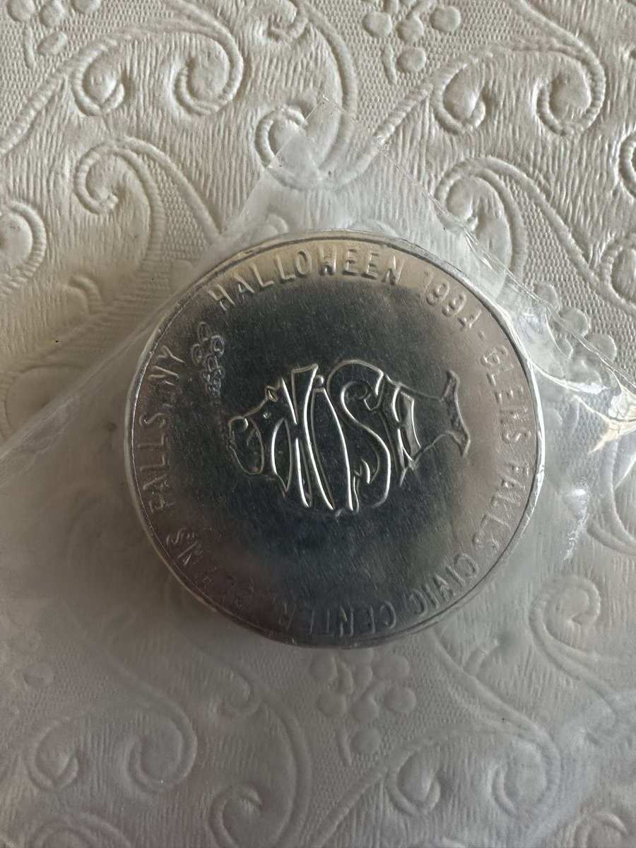therescuesquad's tweet photo. 1. The Phish Book: Auto’d 11/8/98 @ 1 of 2 book signings; the book is used but auto flawless; I have pics to confirm authenticity 
2. 10/31/94 Chocolate Coin in MINT condition
3. Phish Companion Vol. 3: never used
4. 2002 Phish Simpson’s unworn XL Dry Goods t-shirt https://t.co/QfWa0dLRAp