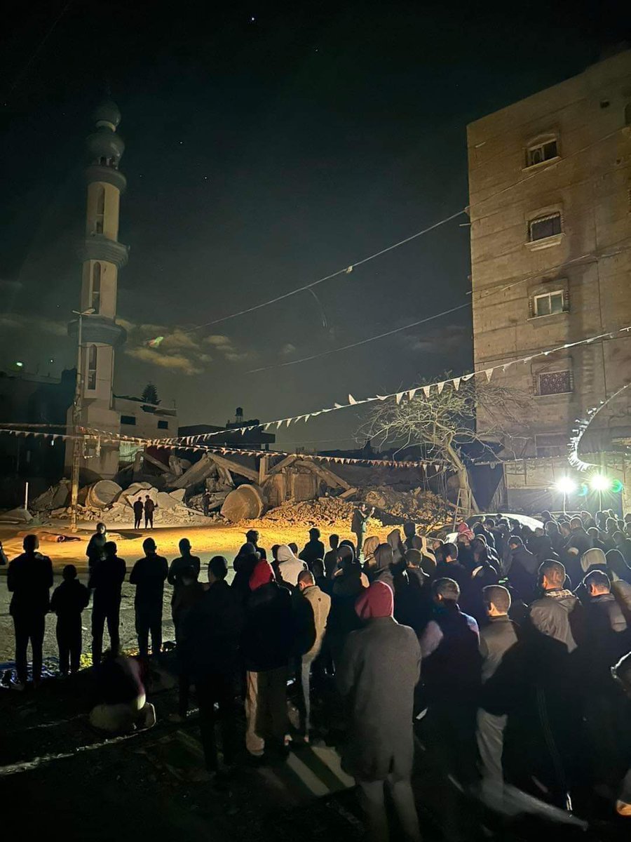 petroomda97's tweet photo. فليهدموا كلَّ المآذنِ فوقنا .. نحن المآذنُ فاسمعِ التهليلا.

صلاة التراويح من غزة العزة والإباء ❤
رمضان مبارك أيها المرابطون ❤ https://t.co/5BdGRl3X9A