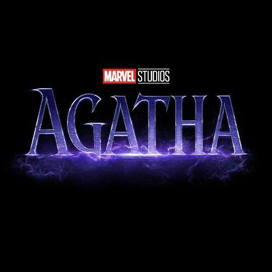 🚨 'Agatha' é o novo título da série solo de Agatha Harkness, confirma site oficial da Disney com novo logotipo. Segundo matéria do The Cosmic Circus, 'Agnes of Westview', 'House of Hakness', 'Coven of Chaos' e 'Darkhold Diaries' seriam títulos de episódios da série.
