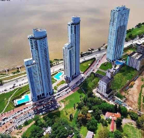 MartnPeiretti1's tweet photo. ✅🚨⛔️Estos tres edificios, los más nuevos de Rosario, fueron construidos con la guita del lavado del narcotráfico. ¿De quién son estos edificios?, del Grupo IRSA, del amigo de Milei, Eduardo Elsztain, quien alojó durante muchos días a Milei en su Hotel Libertador. https://t.co/NENa8GAvDH