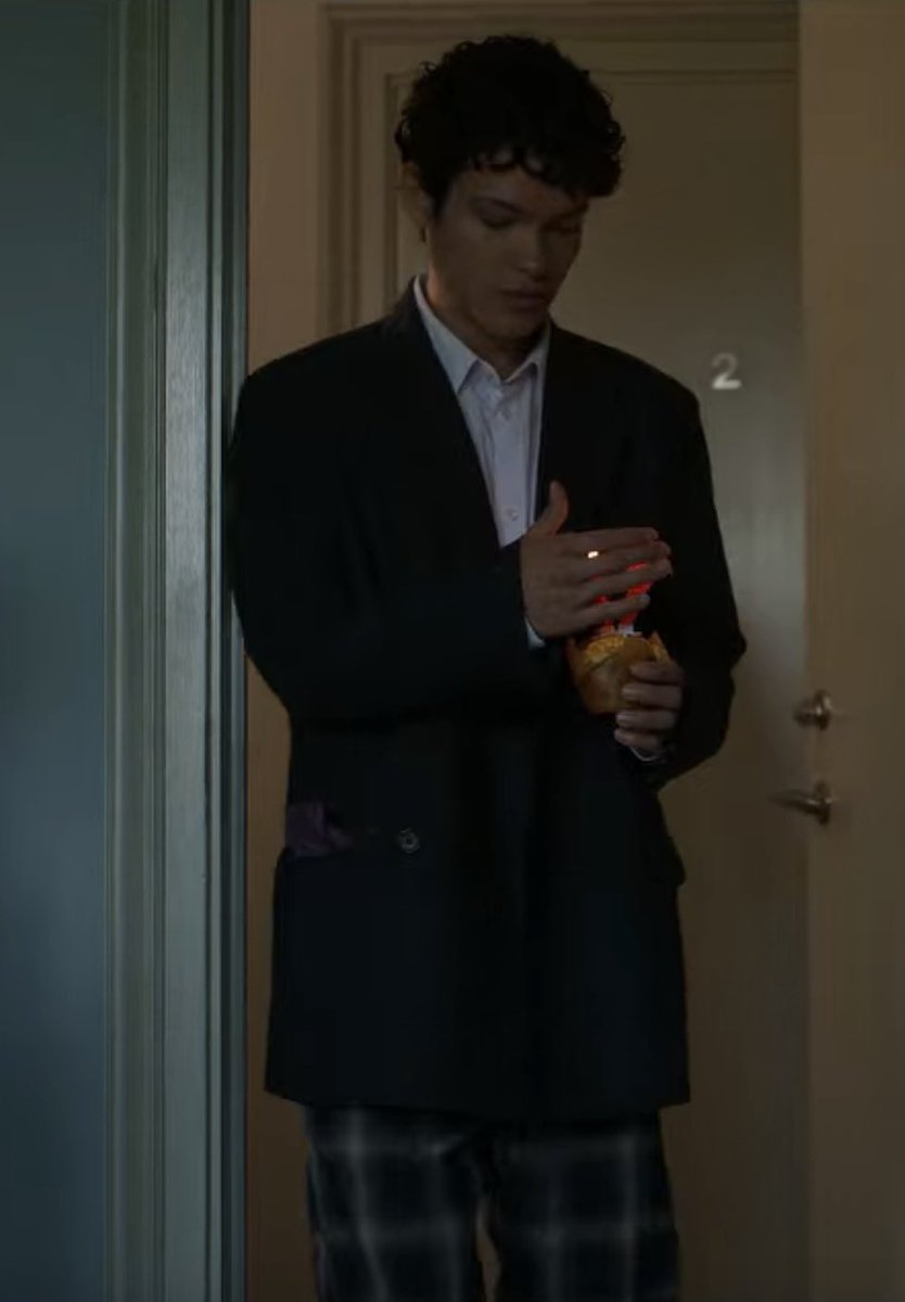 ThinkyNat's tweet photo. YOUNG ROYALS S3 SPOILERS
.
.
.
.
.
.
.
.
.
.
.
.
The only thing that hurt more than Aracde playing at end to that last scene, is this outfit...

I thought it was a joke when I first saw it and i sat there thinking he was gonna change💀
#youngRoyals #YoungRoyalsS3 #Willmon https://t.co/gzxD4EmLfi