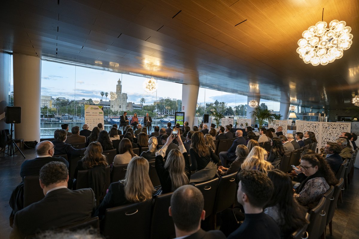 📸 El consejero <a href="/ParadelaJSr/">Jorge Paradela</a> ha puesto en valor que "el desarrollo de las energías limpias es la gran oportunidad para la economía y el empleo en #Andalucía" ☀️ en su intervención en los diálogos Dircom 'Comunicación, talento e industria' junto a <a href="/Vanessa_Rangel_/">Vanessa Moreno Rangel</a> y <a href="/JuanLlobell1/">Juan Llobell</a>.