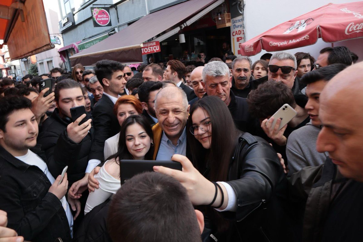 umitozdag's tweet photo. ✅Zafer Partisi siyasetin neresindedir? Merkez sağ mı yoksa aşırı sağ mı? 
✅Zafer Partisi ne merkez sağ veya sol ne de aşırı sağ bir partidir. 
✅Zafer Partisi Türk siyasetinin merkezindeki partidir. 
✅Siyasetin merkezini belirleyen şey, o devletin kuruluş felsefesi üzerinde şekillenir.
 ✅Devletin kuruluş felsefesi, o devletin siyasetinin merkezini oluşturur.
 ✅Bu anlamda Türkiye'de cumhuriyetin kuruluş felsefesini tavizsiz savunan, Atatürk çizgisinde Türk milliyetçiliğini hiçbir noktasında taviz vermeden savunan Zafer partisi, Türk siyasetinin de merkezindeki partidir. 
✅Zafer Partisi, milli-üniter-laik merkez partisidir. Ve Cumhuriyetimizin AKP FETRET Devri sonrasında kuruluş esasları üzerinde yenilenerek 21. Yüzyılda varlığını sürdürmesi için radikal reform politikaları öneren bir partidir. 
@zaferpartisi