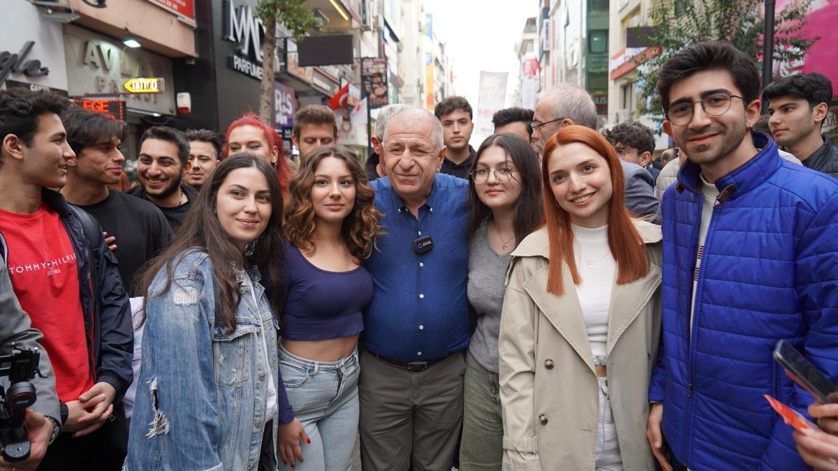 umitozdag's tweet photo. ✅Zafer Partisi siyasetin neresindedir? Merkez sağ mı yoksa aşırı sağ mı? 
✅Zafer Partisi ne merkez sağ veya sol ne de aşırı sağ bir partidir. 
✅Zafer Partisi Türk siyasetinin merkezindeki partidir. 
✅Siyasetin merkezini belirleyen şey, o devletin kuruluş felsefesi üzerinde şekillenir.
 ✅Devletin kuruluş felsefesi, o devletin siyasetinin merkezini oluşturur.
 ✅Bu anlamda Türkiye'de cumhuriyetin kuruluş felsefesini tavizsiz savunan, Atatürk çizgisinde Türk milliyetçiliğini hiçbir noktasında taviz vermeden savunan Zafer partisi, Türk siyasetinin de merkezindeki partidir. 
✅Zafer Partisi, milli-üniter-laik merkez partisidir. Ve Cumhuriyetimizin AKP FETRET Devri sonrasında kuruluş esasları üzerinde yenilenerek 21. Yüzyılda varlığını sürdürmesi için radikal reform politikaları öneren bir partidir. 
@zaferpartisi