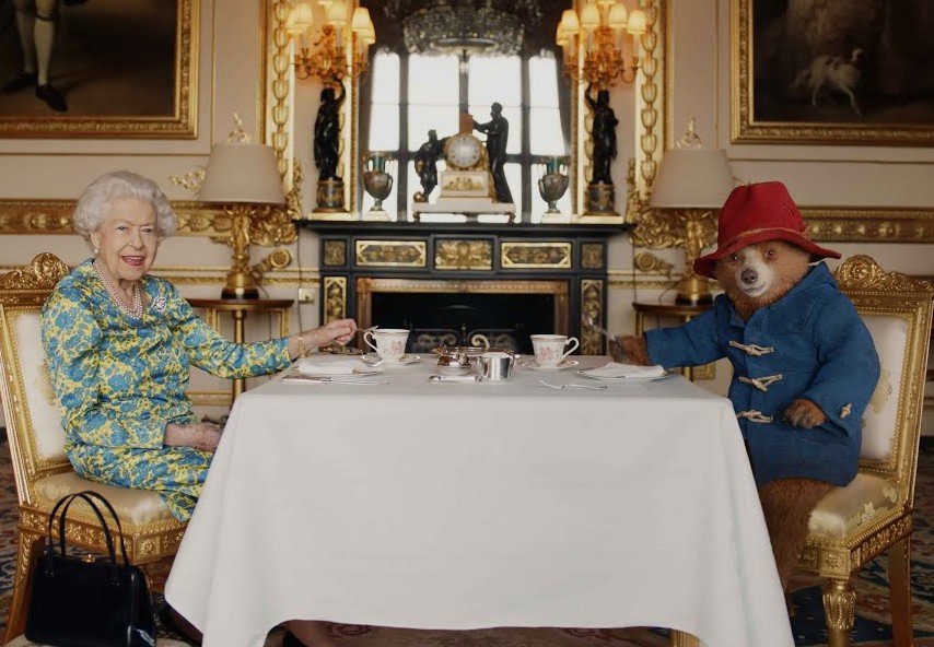 All this talk of the Princess of Wales editing royal photos has made me question whether the queen really did meet Paddington. What if she wasn't even there? #PhotoGate #photoshop