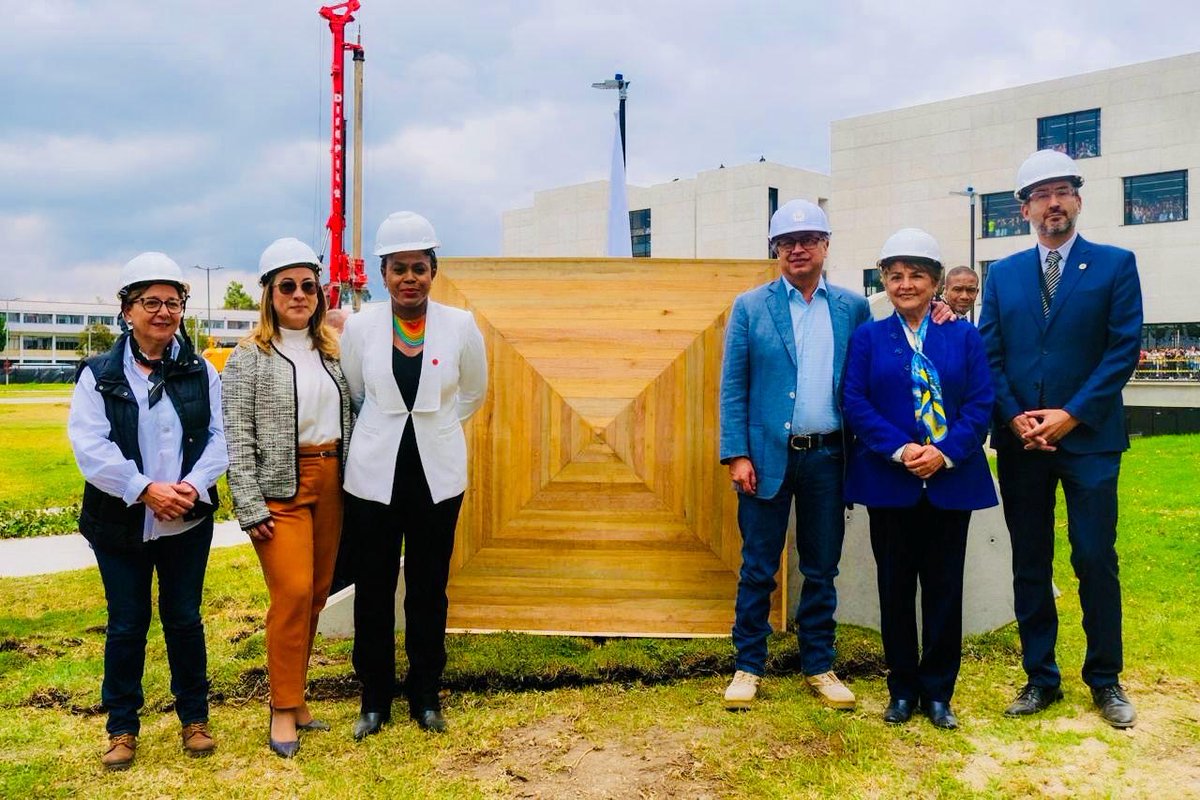 petrogustavo's tweet photo. Coloco la primera piedra de la nueva facultad de Bellas Artes en la Universidad Nacional en Bogotá. El costo del proyecto será por 70.000 millones de pesos y terminará en el 2025. Asi expandimos y fortalecemos la educación pública en Colombia. https://t.co/ysb9tcwhBb