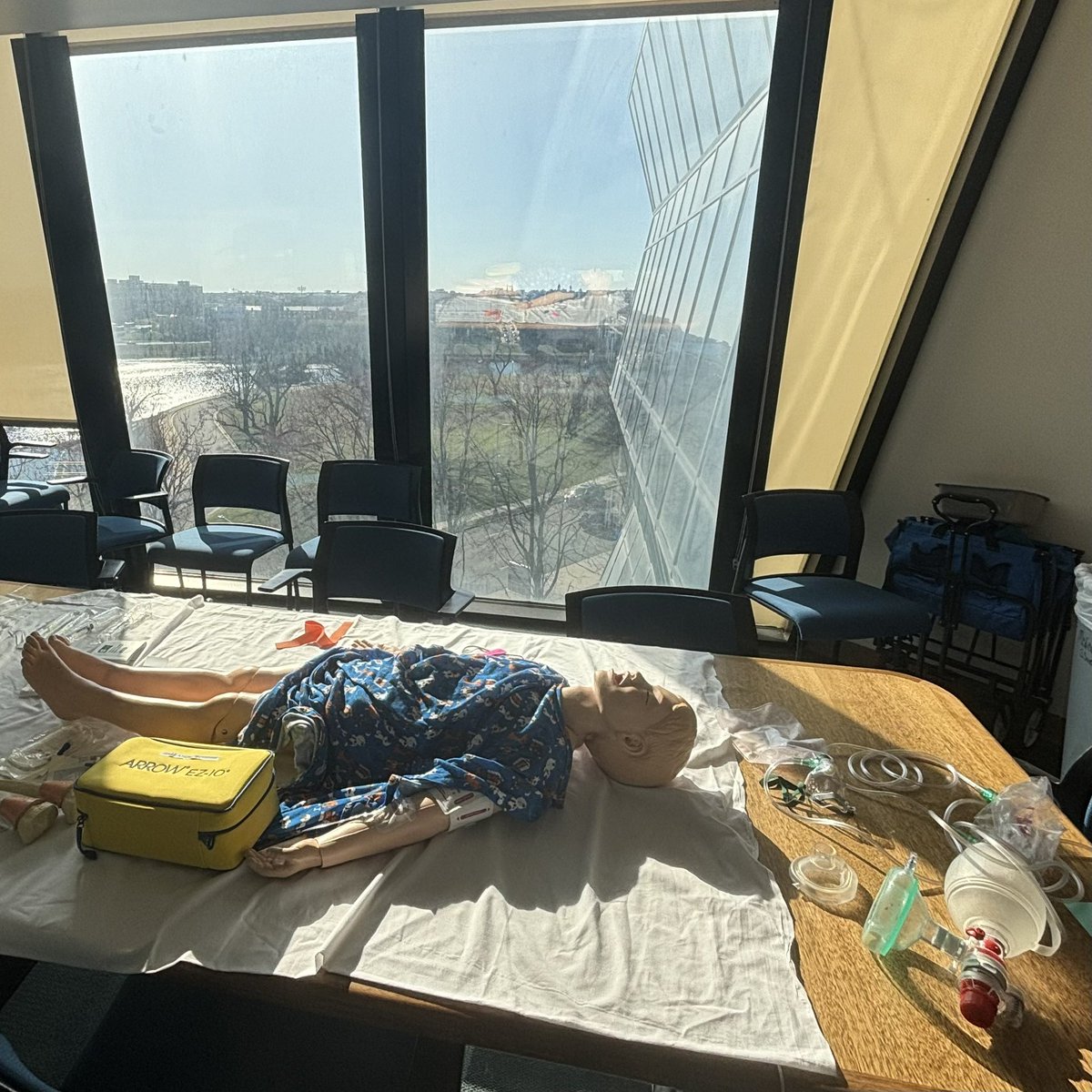 HKPEMdoc's tweet image. Celebrating this #Match2024 Monday facilitating some simulation cases with an amazing group of future pediatricians 🩺 #MedEd #tweetiatrician #pediatrics