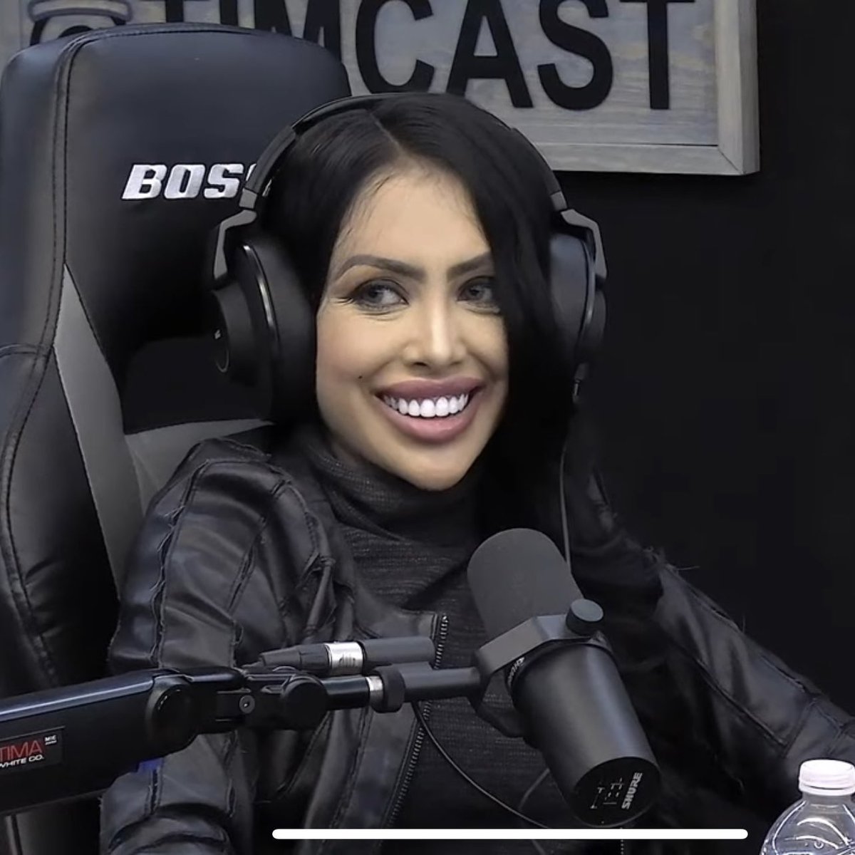 TraderJay5's tweet photo. @AndreaKatSTL She looks like a clown with that pound of makeup 💄 on her face. Hanna, on the other hand, is stunning. She is naturally beautiful. https://t.co/pP7PEzpsoL