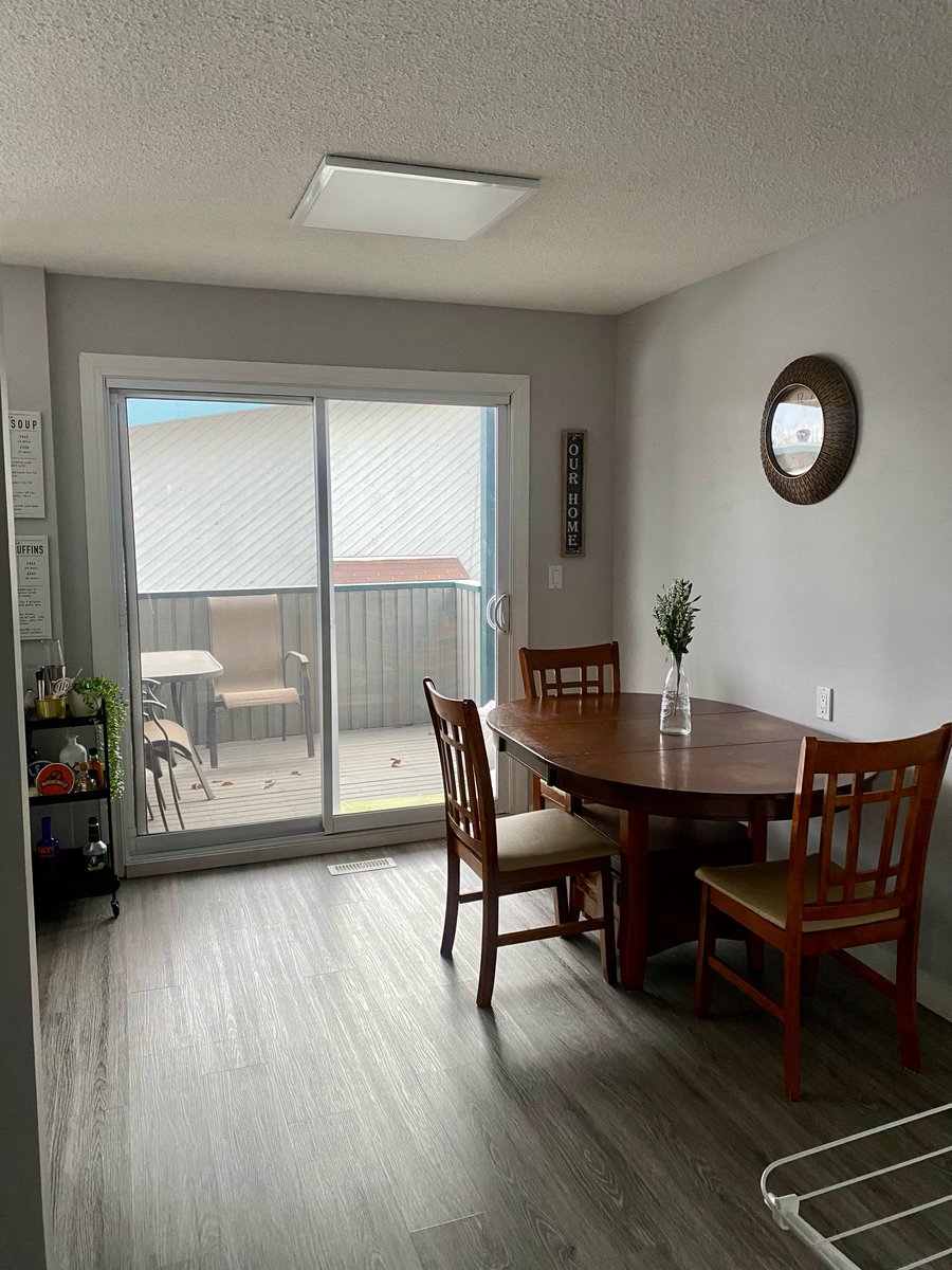 JasonClouston1's tweet photo. Friends/Followers: We are looking for 1 more female room mate to join two female student athletes attending U of A . No smoking, or animals allowed. 13 min drive to campus located close to stores and in a really quiet safe area in Edmonton. Please contact me if you're interested. https://t.co/hGri2IkHZR