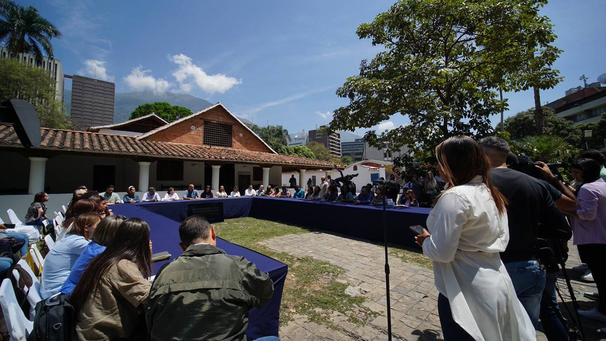 mincomunas_ve's tweet photo. #Entérate 🗣️Las Comunas y los Movimientos Sociales participaron en la primera reunión del Equipo Nacional de propulsores del Voluntariado de las 7 Transformaciones (7T), en aras de sumar voluntades para participar en las 4.500 asambleas para construir la Venezuela del futuro. https://t.co/AKT5GFOz9H