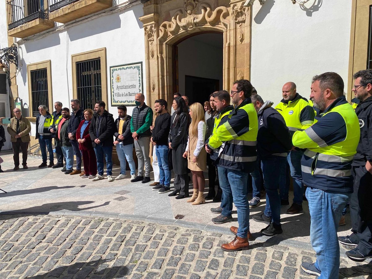 XtobalCM's tweet photo. Huelga Acerinox Europa (36 Días)
Reunión  con el Alcalde del Ayuntamiento de Los Barrios, tras el homenaje por el 20 aniversario de los atentados del #11M
#MemoriayPaz https://t.co/pwudwigVwp
