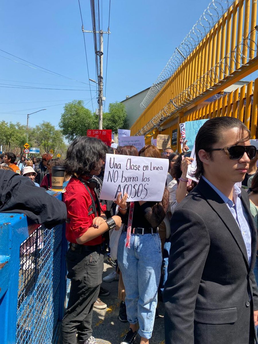 LaCronicaDeHoy's tweet photo. Los estudiantes de la @Prepa8_UNAM protestan este lunes, enfatizando que "una clase en línea no borra los acosos". La manifestación tiene como objetivo destacar la persistencia de los casos de acoso en el entorno educativo, a pesar de la modalidad de educación a distancia.📚🤜 https://t.co/D42T9hNOq9