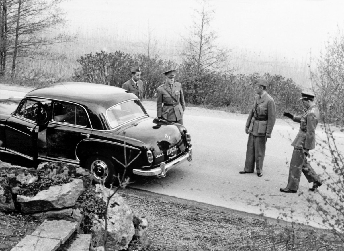 Mercedes‐Benz 220 S, Södermanlands regemente, Strängnäs, 5 augusti 1961. Från Södermanlands regementes bildarkiv.