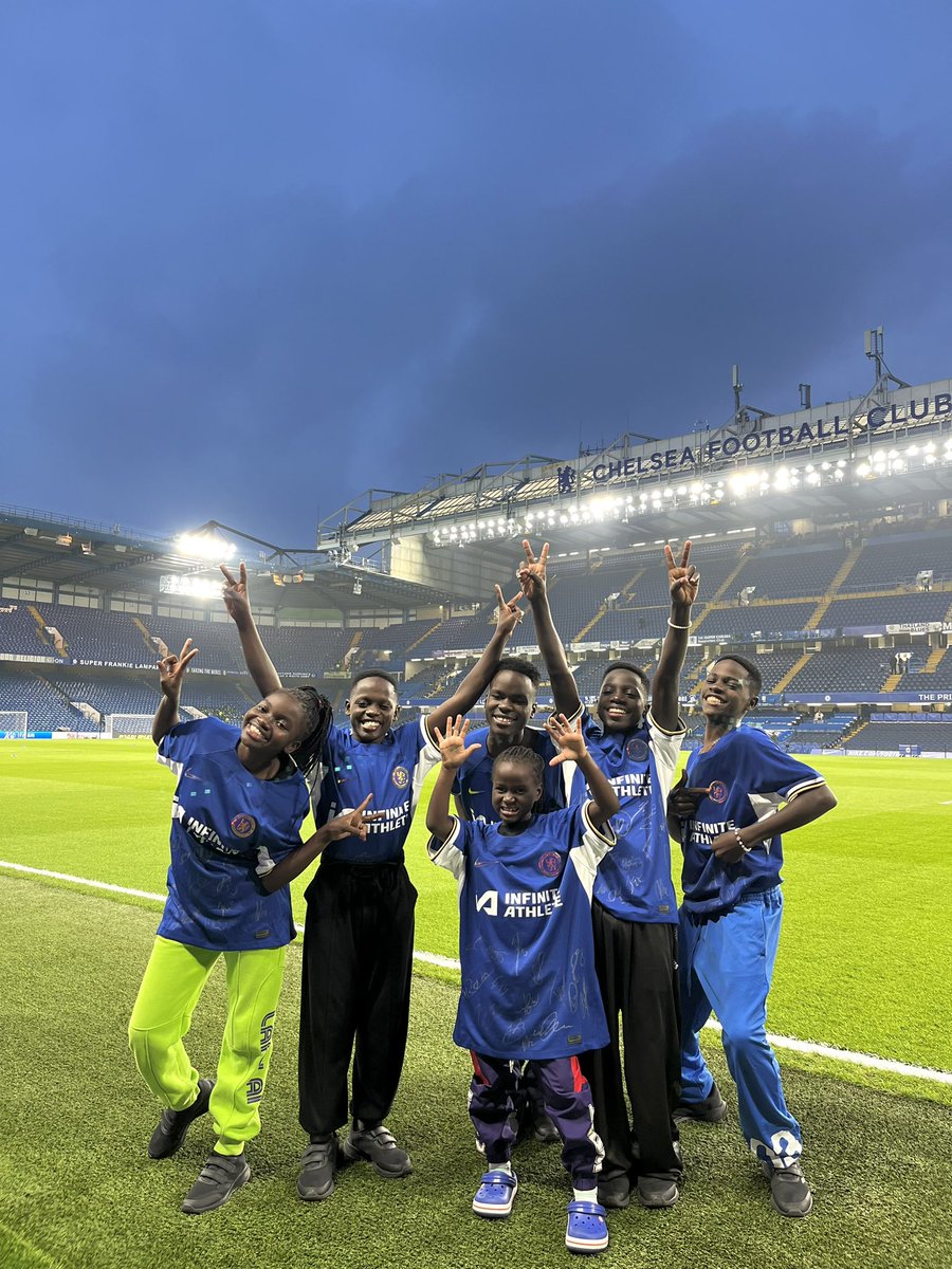 We are Grateful for this wonderful opportunity to visit the Stamford Bridge the home of @ChelseaFC ❤️🇬🇧👏
-
These are dreams that are turning into reality! Thank you God 🙏
#ronnievybz #ghettokids #chelseafc #london #uk #love #happy #grateful #makinglifebetterthroughdance