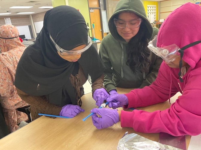 Check out our newest blog post about a fun polymer activity at @mpsHeritageSTEM! Huge thanks to @UMNChemistry volunteers Alison and Maggie for leading the experiment! sfa.cems.umn.edu/blog/heritage-…