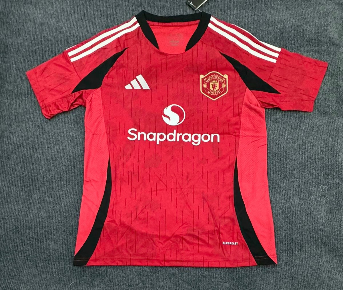 MUnitedEs's tweet photo. RUMOR: Camiseta de local del Manchester Unitedpara la temporada 2024/2025 🔴

📸: KitPortal / IG. https://t.co/IW8sFuEsVy