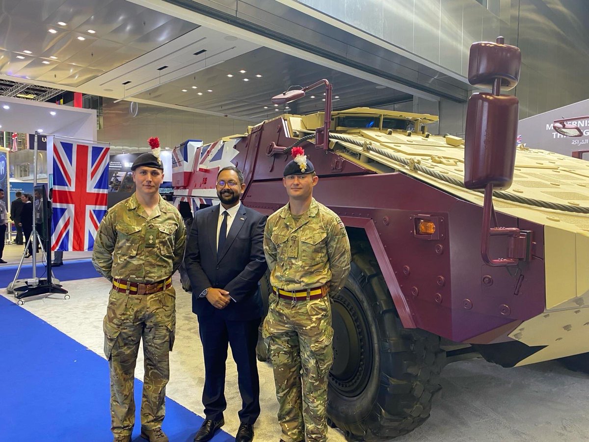 Whilst supporting the 🇬🇧 Boxer stand at #DIMDEX2024 @FirstFusiliers had the opportunity to meet 🇬🇧 His Majesty’s Ambassador Neerav Patel. 🇬🇧 Boxer = @FirstFusiliers 🥊