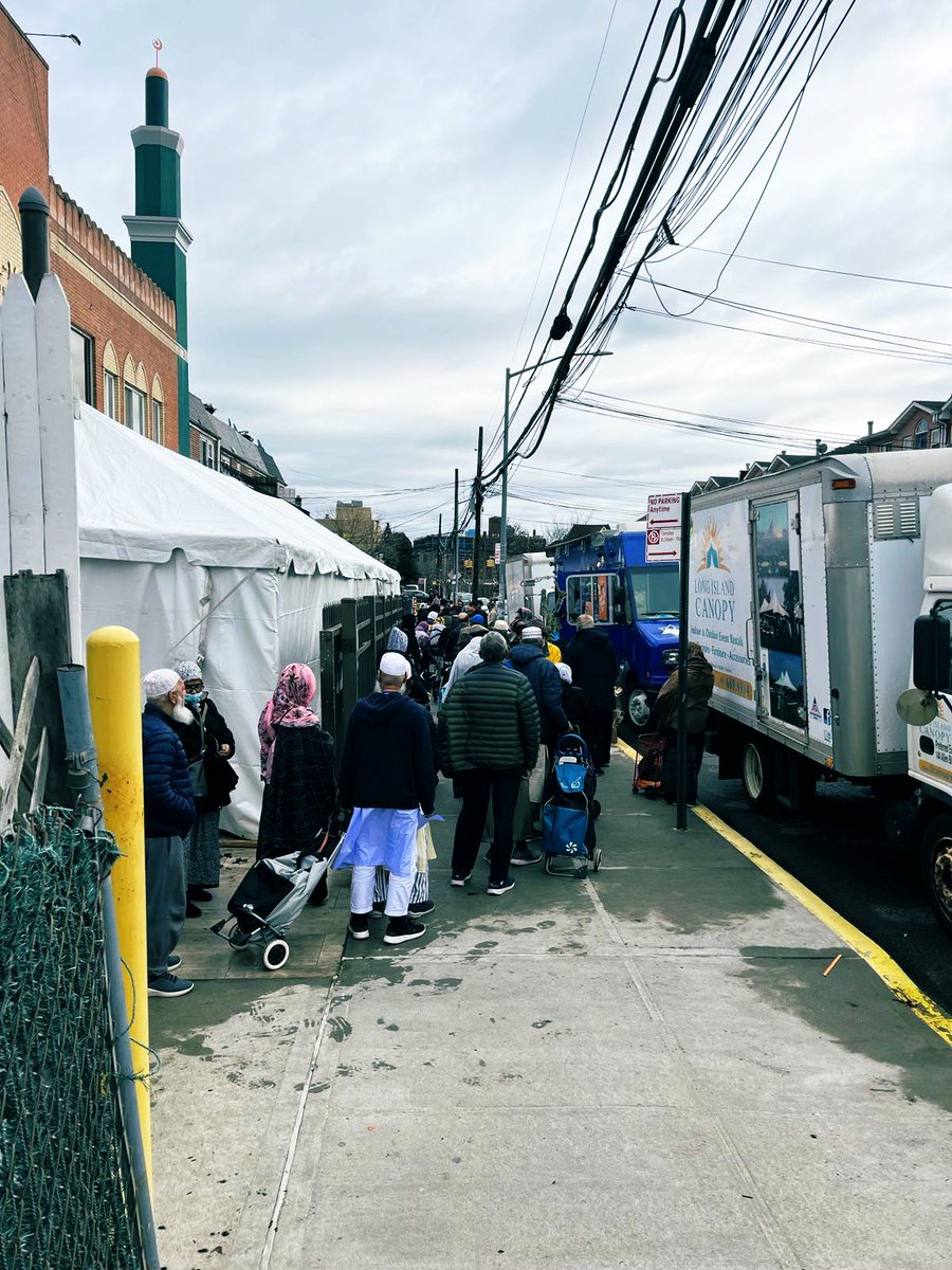 This Ramadan, we're proud to share that Met Council is distributing $1M of halal food to support our Muslim neighbors. Serving 8,500 families with nutritious essentials and holiday-specific items, we're ensuring joyful iftars across NYC. #Ramadan2024 #UnityInDiversity