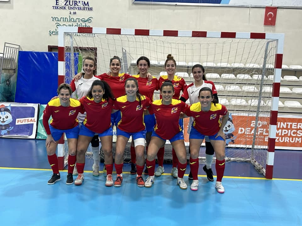 infozonafutsal's tweet photo. 🔴La @SEFutbolFem Sala de la @FEDSordos se ha proclamado Campeona de los Juegos Sordolimpicos que se están celebrando en Erzurum (🇹🇷) al imponerse en la Final por 5 goles a 2 a Brasil 🇧🇷.

🔴Enhorabuena!!👏👏👏

📸Vía @FEDSordos https://t.co/RtQH9oKarp