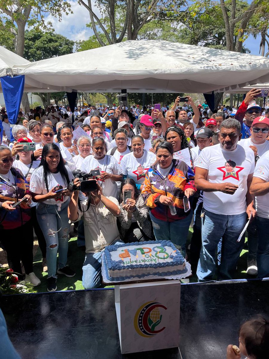 La alcaldesa de Caracas, Carmén Melendez acompaño este domingo #10Mar a los líderes y lideresas de los CLAP que concluyeron el Plan de Formación Concientización, en un bonito acto en el Parque Ezequiel Zamora. 

@gestionperfecta 🇻🇪

#PuebloVenezolanoLeal
#11Mar #Oriele