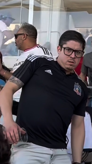 PaisEsponja's tweet photo. El cobarde que agredió ayer a un menor de edad en el estadio Monumental se llama Jorge Escárate Ulloa. Ahora solo queda que la justicia y la defensoría de la niñez (@defensorianinez) hagan lo suyo. https://t.co/gjNqdvc0H9