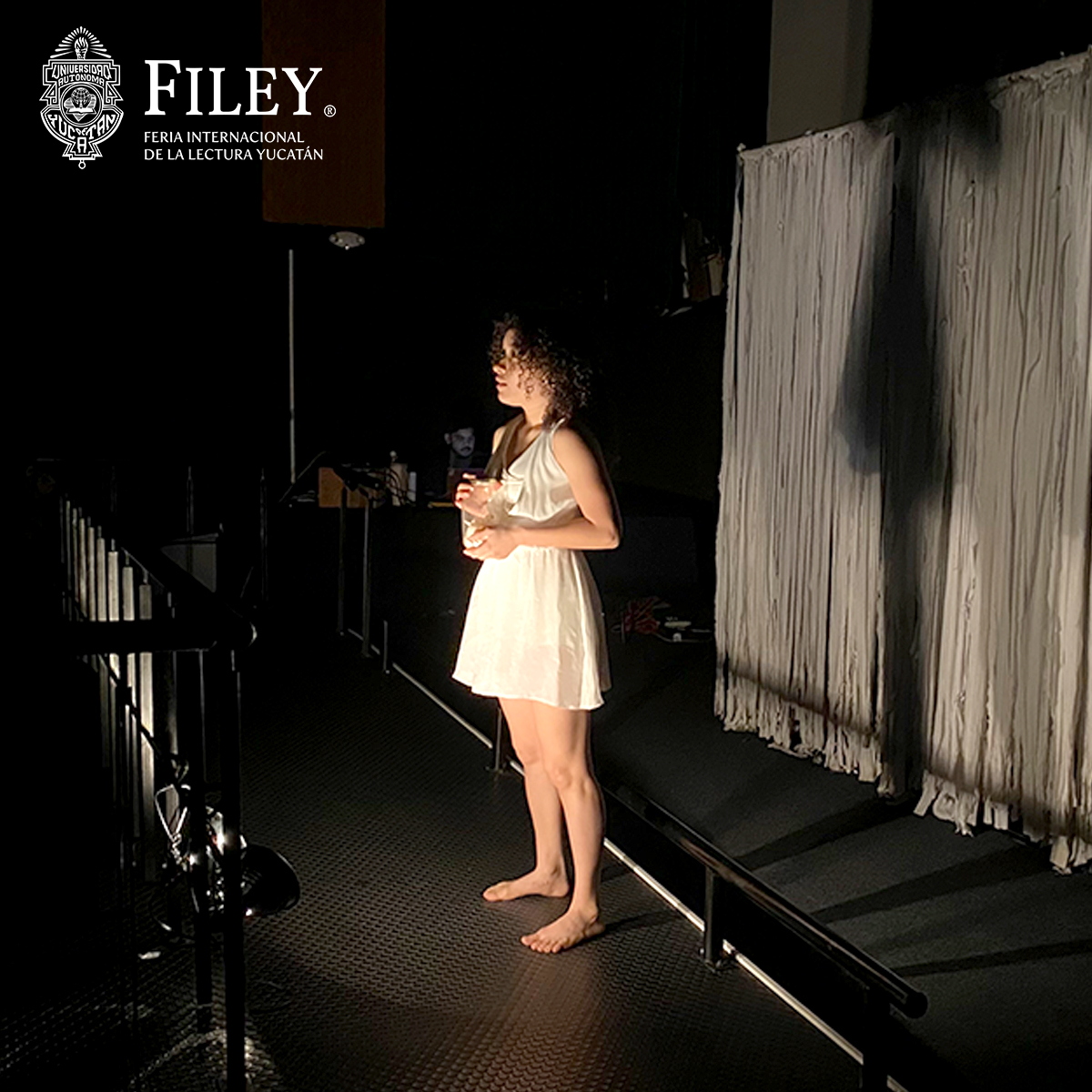 la_filey's tweet photo. Entre sonidos de fondo que evocaban las olas del mar, Cantarell cautivó a la audiencia con su voz entrecortada y expresiones conmovedoras, entre ellos estudiantes de #COBAY Caucel y el Centro Escolar Miguel Alemán.  #Teatro #Arte #Cultura #Dramaturgia https://t.co/veQEeQRtkc