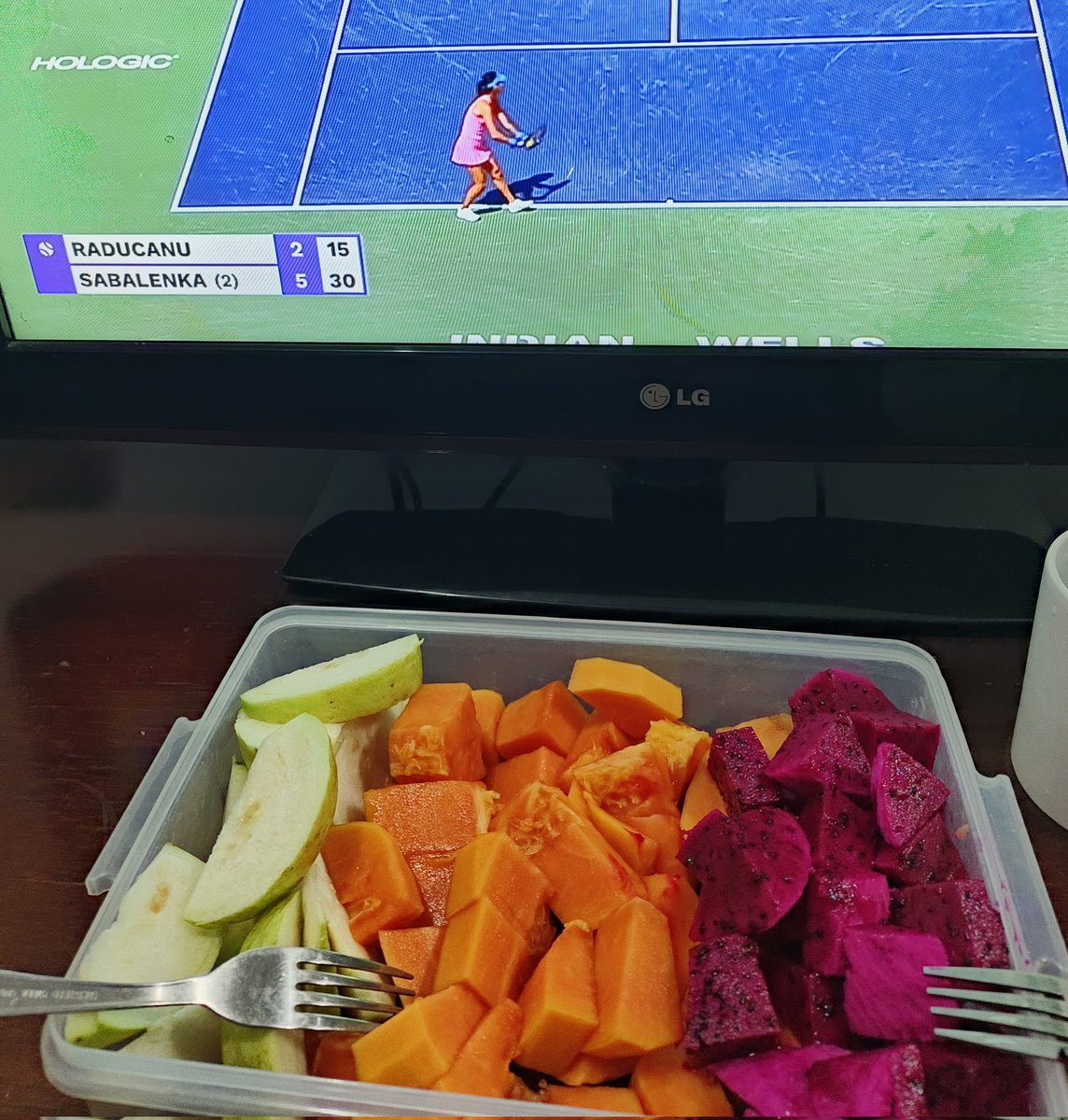 's tweet image. Selamat sahur, teman-teman.. 

Melanjutkan kebiasaan tahun lalu, puasa kali ini kami memilih sahur yang ringan saja. Buah potong. Plus telur rebus+kentang. Dan kurma. Minumnya air putih hangat. 

Makannya sambil nonton tenis☺