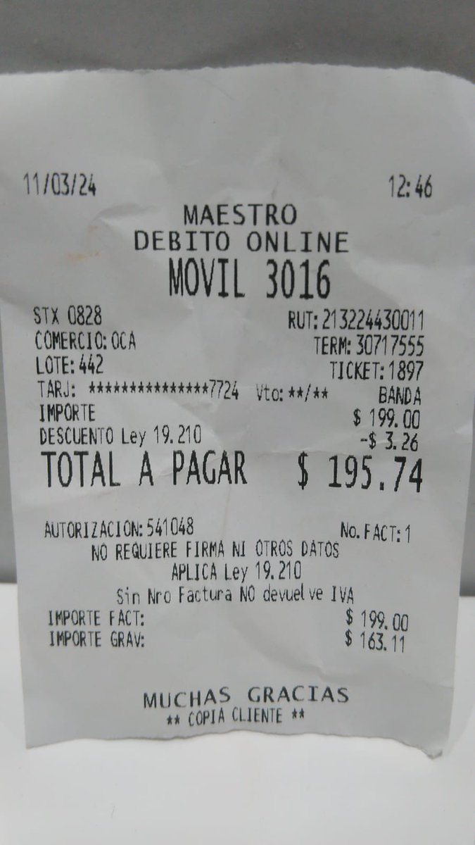 Hoy me tome un <a href="/radiotaxi141/">Radiotaxi141</a> desde el Tres Cruces hacia mi casa. Me bajé y la valija quedó en el baúl, con todas mis cosas personales, enseguida llamé para reclamar y recién me contestan que el conductor respondió que no había quedado ninguna valija y no me dan ninguna solución.