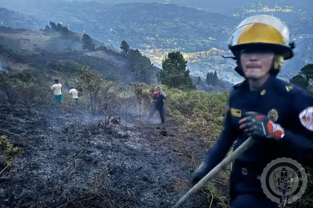 BoyacaLEinforma's tweet image. 🚨 #ControlDeIncendio
Desde el medio día de este domingo 10 de marzo, unidades bomberiles y dos máquinas hicieron presencia y control de un fuerte incendio forestal que se presentó en montaña que limita con los municipios de Boyacá, Soracá y Tunja.