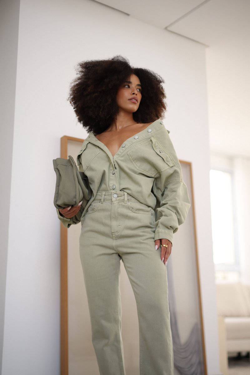 Hering_Oficial's tweet photo. Simplesmente Amanda Mendes dando um show de elegância com a nova coleção de Outono! 💚✨

Agora é sua vez, #CopieOLook e arrase:

Camisa: https://t.co/ZOF4SA4K6p
Calça: https://t.co/1XTCAnnF9b
Bolsa: https://t.co/5bRKgv6NrV https://t.co/Dj6Xakv7o3