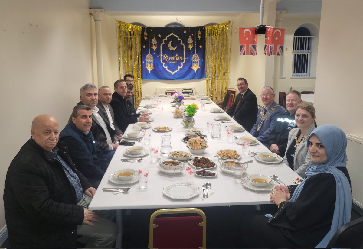 Breaking the fast with @HullLordMayor as guests of Hulls Turkish Community, beautiful food and excellent company, thank you. PC1731DannyFleming @Humberbeat @ACC_TMc @erhighsheriff @ERLieutenancy @Hullccnews @HumbersideFire