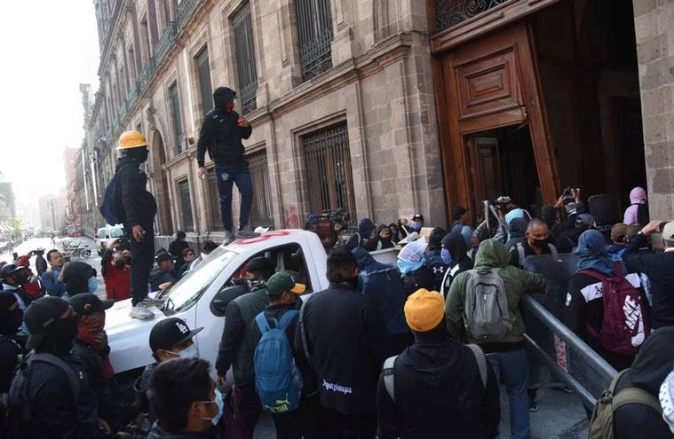 A Samir Flores, lo mataron la misma semana que reclamó en acto público al representante del gobierno de México (Hugo Eric Flores). 
A Kothán de Ayotzinapa lo mataron a escasos días de participar en protesta que derribó puertas de Palacio Nacional.
Extraños asesinatos... impunes.