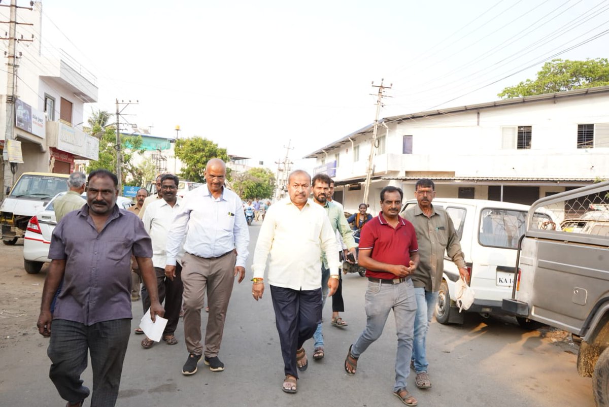 chennibjp's tweet photo. ಶಿವಮೊಗ್ಗ ನಗರದ ಸಾಗರ ರಸ್ತೆಯಲ್ಲಿರುವ ಆಟೋ ಕಾಂಪ್ಲೆಕ್ಸ್ ಗೆ ಭೇಟಿ ನೀಡಿ, ಆಟೋ ಕಾಂಪ್ಲೆಕ್ಸ್ ಅಸೋಸಿಯೇಷನ್ ನ ಪದಾಧಿಕಾರಿಗಳು ಹಾಗೂ ಪಾಲಿಕೆ ಅಧಿಕಾರಿಗಳೊಂದಿಗೆ ಅಲ್ಲಿನ ಸಮಸ್ಯೆಗಳನ್ನು ಆಲಿಸಿ, ಸಮಸ್ಯೆಗಳ ಕುರಿತು ಇಲಾಖೆ ಅಧಿಕಾರಿಗಳಿಗೆ ತಕ್ಷಣವೇ ಪರಿಹಾರ ಒದಗಿಸಲು ಸೂಚಿಸಲಾಯಿತು.
#ShivamoggaAutoComplex #AUTOComplex #shivamogga https://t.co/1OoR9QESNF