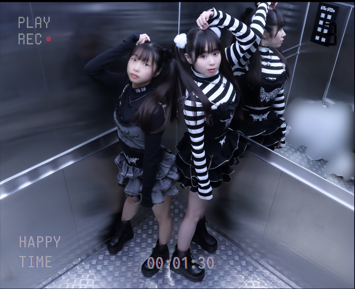 MomoNchu_'s tweet photo. 新大久保で平日に2時間並んでエレベータープリ撮った動画あげました🖤🎶
ご参考までに〜🎶

177 2時間並んでエレベータープリ撮ってみたよ https://t.co/9CZ8GmJ073 @YouTubeより https://t.co/MDQysIVu6Q