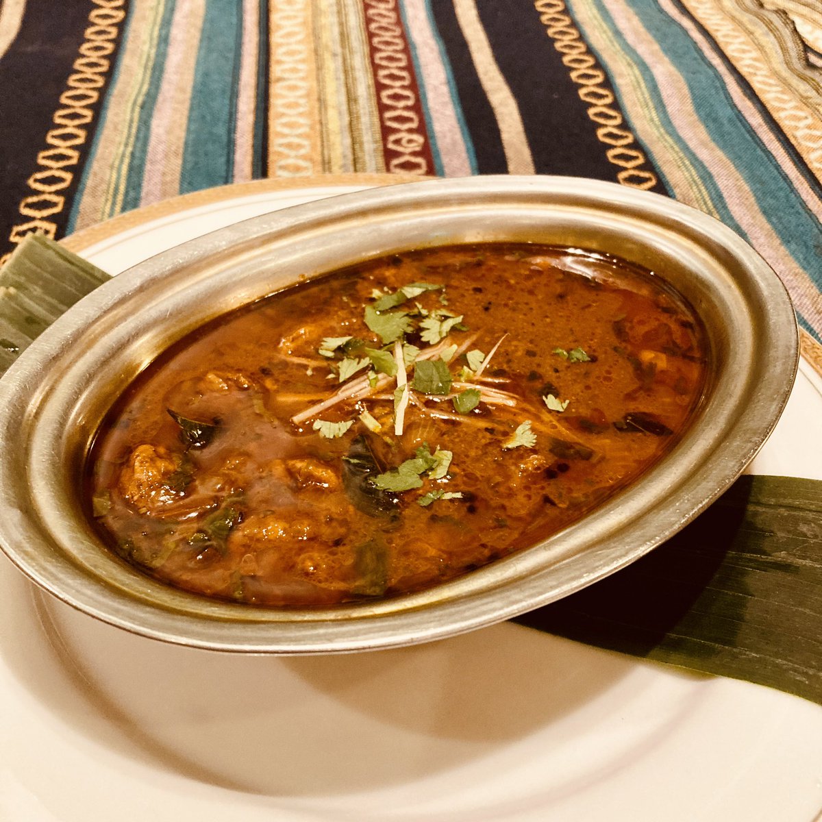 限定カレー【マトンペッパーコランブ】の販売を開始いたします！
通常のカレーとは全く異なるスパイス構成とシンプルかつミニマルな素材で、羊肉そのものの旨みが強力に引き出されています。

単品、スペシャル(A or B or ミールス)でご注文いただけます。
皆さまのご来店心よりお待ちしております！