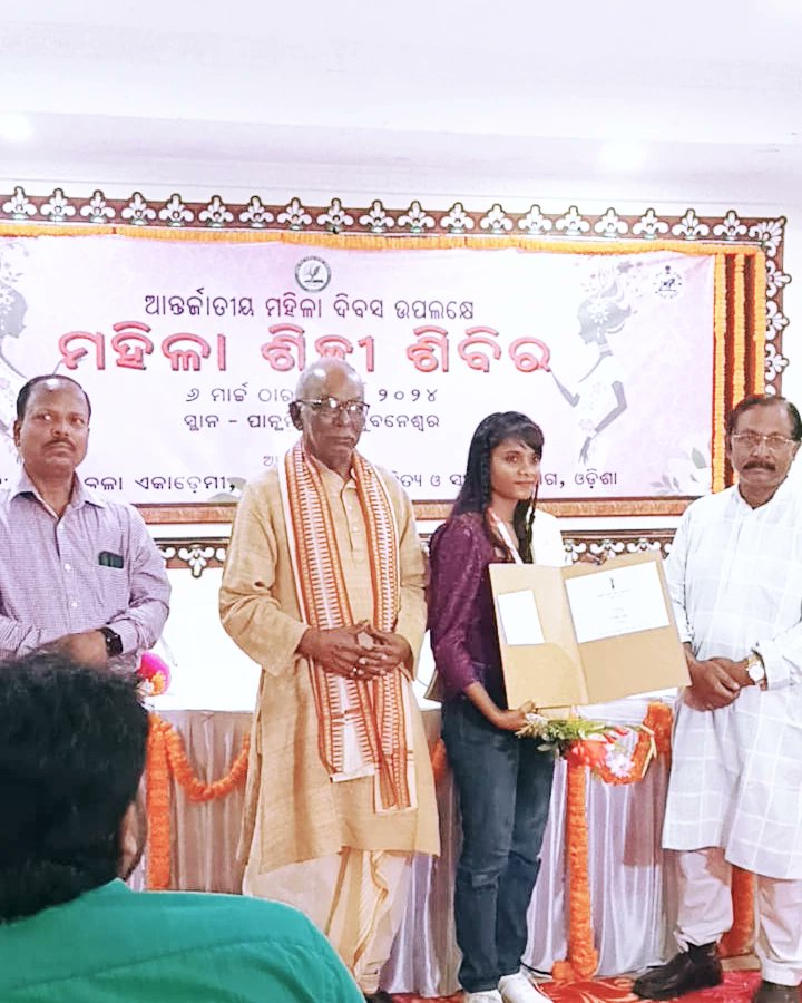 DeepanjaliMall4's tweet photo. Odisha giving me this award 2024. for national women's day artist camp. Thank you so much, odisha.
Lalitkala academy, Bhubaneswar government of odisha. India.
I am glad to part of this artist camp.
M international artist ,visual emotionism artist from BALASORE, odisha, india. https://t.co/f4gb0LxoJ3