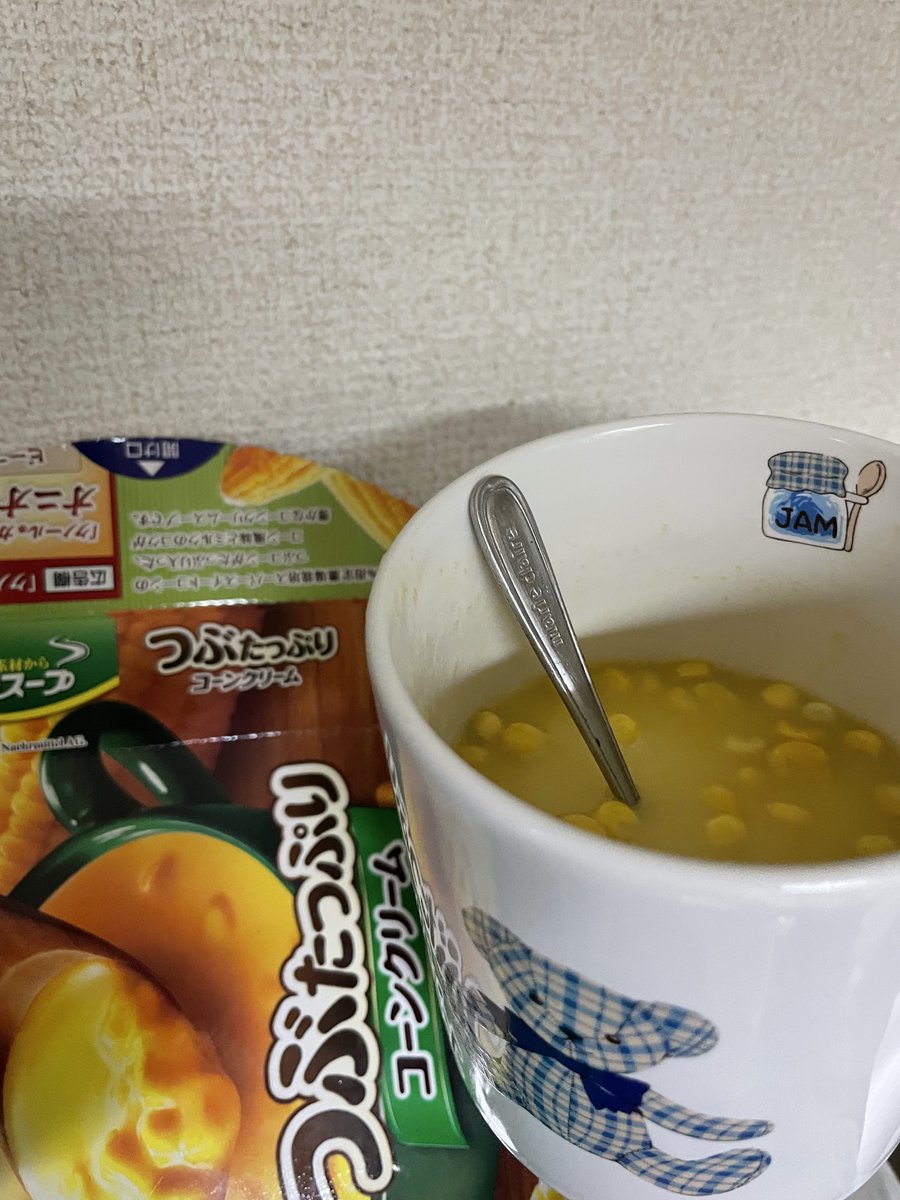 コーンスープを2袋入れてお湯6-7割ぐらい+粗挽き塩胡椒でめっちゃ幸せ🌽