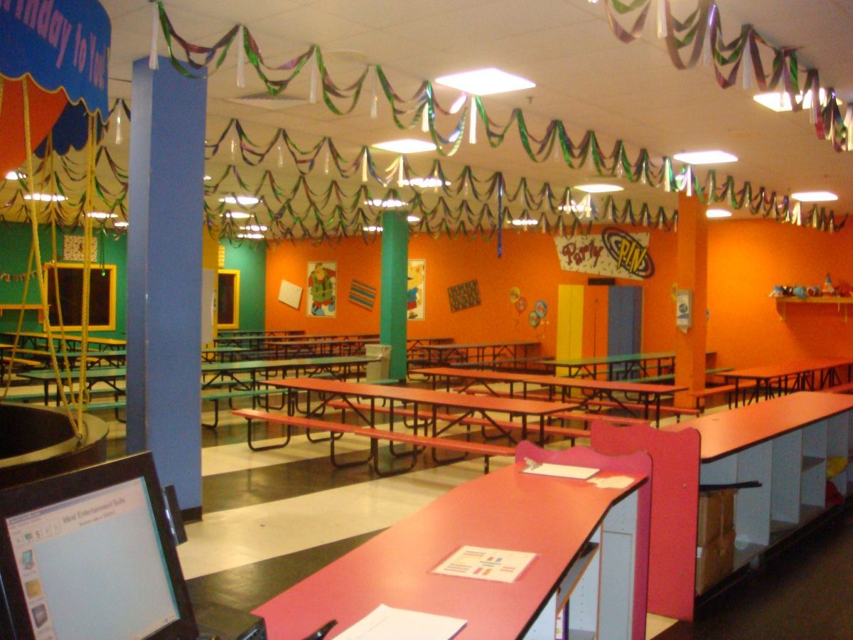 Get ready for a bear-y good time at Freddy Fazbear's Pizza!