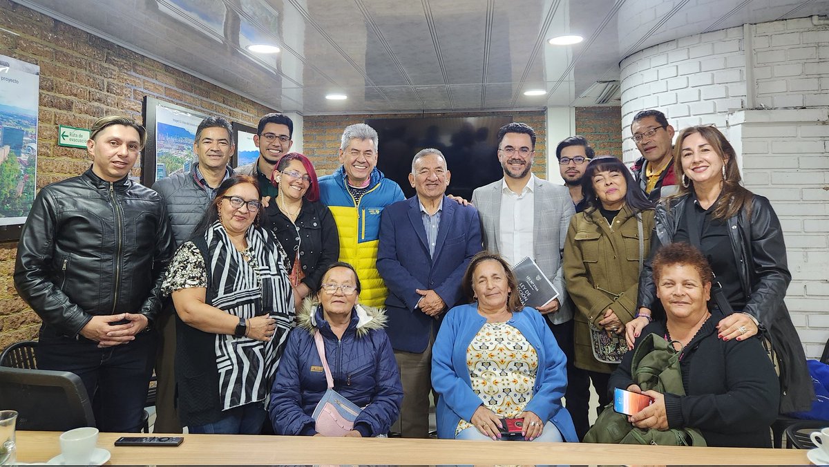MSilvaMoyano's tweet photo. Hoy nos reunimos  con la Federación de Acción Comunal de Bogotá. Desde @planeacionbog es indispensable el trabajo en equipo para la construcción del gran acuerdo de ciudad que será el #PlanDeDesarrollo. https://t.co/UNYVzkSUHH