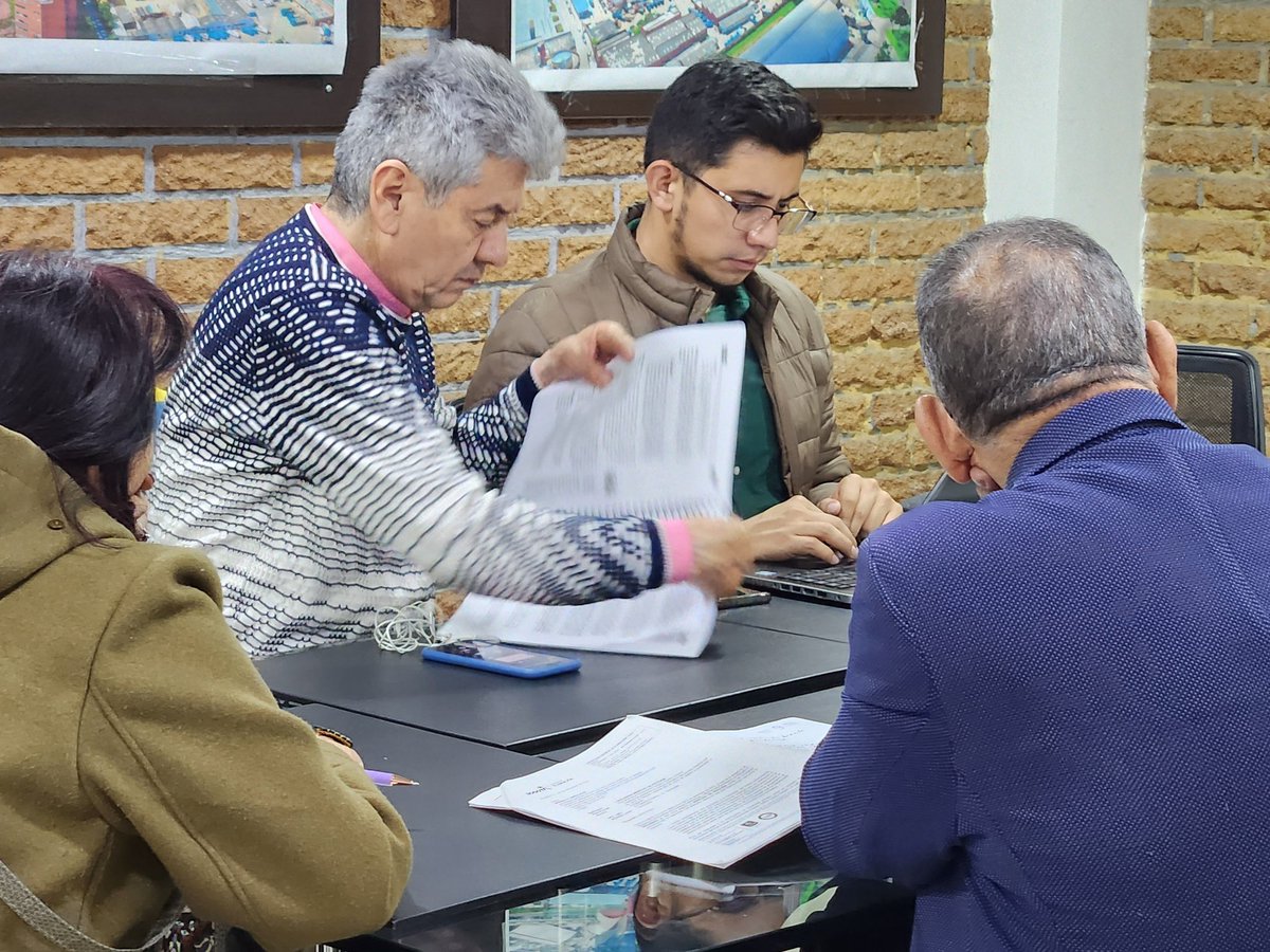 MSilvaMoyano's tweet photo. Hoy nos reunimos  con la Federación de Acción Comunal de Bogotá. Desde @planeacionbog es indispensable el trabajo en equipo para la construcción del gran acuerdo de ciudad que será el #PlanDeDesarrollo. https://t.co/UNYVzkSUHH