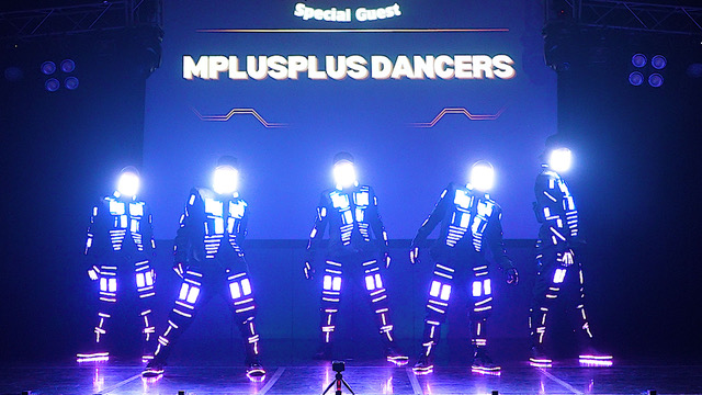 RISE_2003's tweet photo. ／
💥#ABEMA presents #RISE_ELDRD 2024
✨オープニングでM++DANCERSが登場！！
＼

WBC2023でのオープニングパフォーマンスなど多方面での実績を誇るM++DANCERSがRISEに登場。

自社開発技術とダンスを融合した、光る衣装やLEDフラッグでのパフォーマンスを披露します！

＃RISE_ELDRD はオープニングからご期待下さい！！！

📅3月17日(日)13:30
📝大会情報▷https://t.co/3HKuf7VHFM
🏟️東京体育館